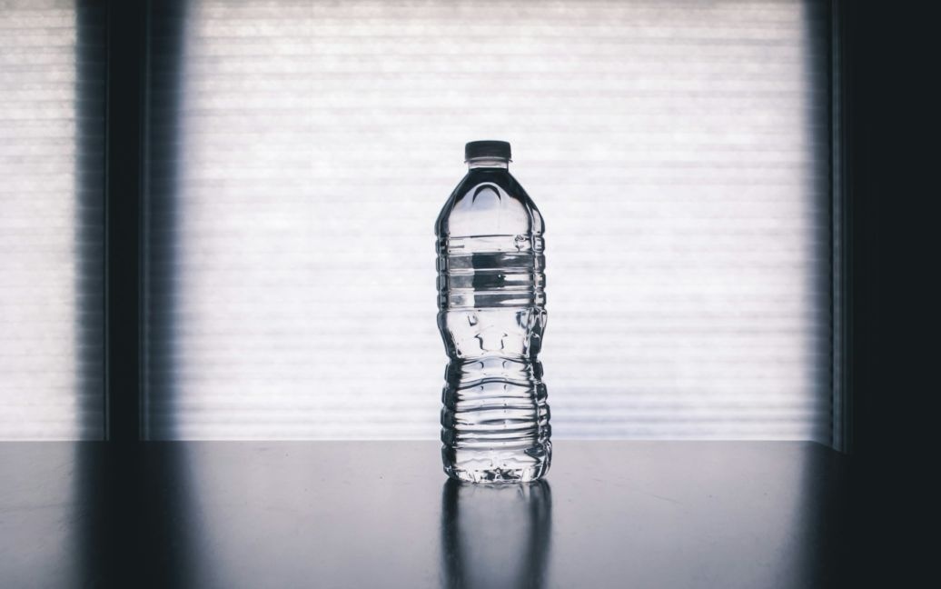 Навіщо японці ставлять біля своїх будинків пляшки з водою: дуже хитрий спосіб